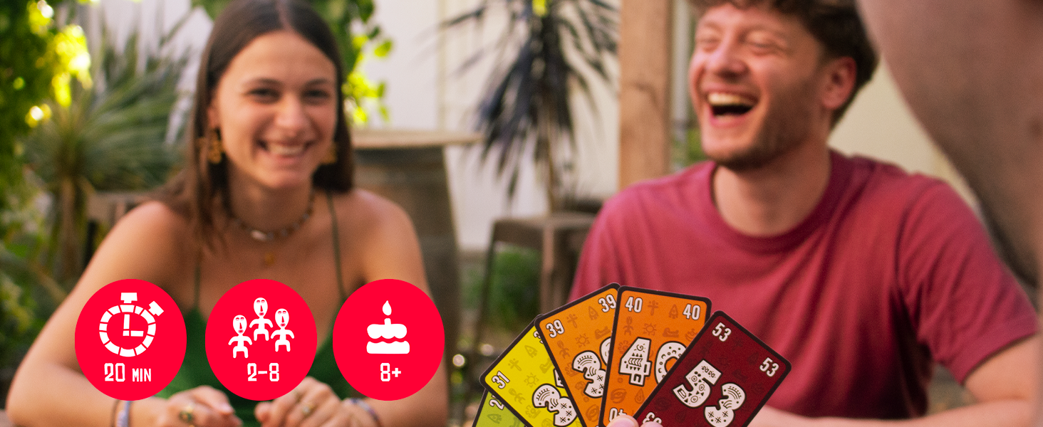 Persone che giocano a un gioco di carte, con icone circolari rosse che mostrano i simboli del timer, del gruppo e della torta. Carte arancioni visibili in primo piano