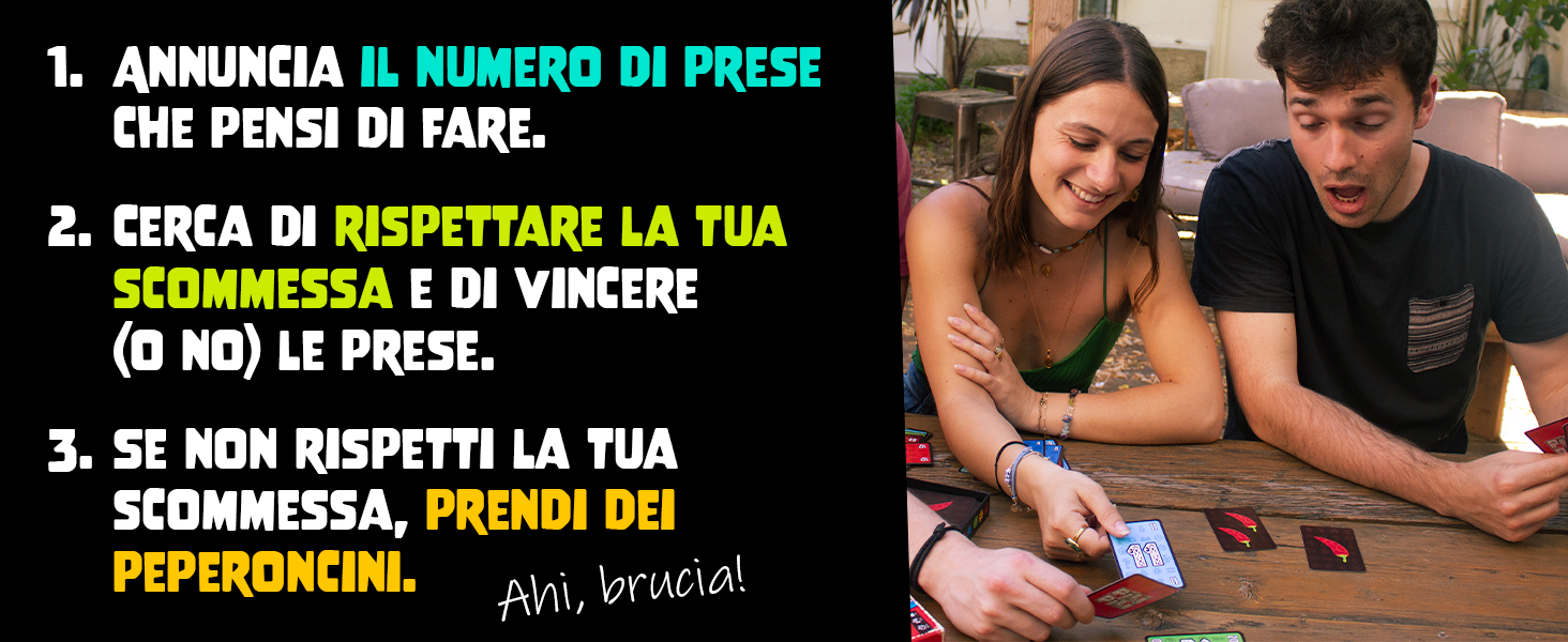 Diverse persone si sono riunite attorno a un tavolo in un ambiente informale, apparendo impegnate in una conversazione o in un'attivit&agrave;. L'immagine ha un'atmosfera informale e sociale.