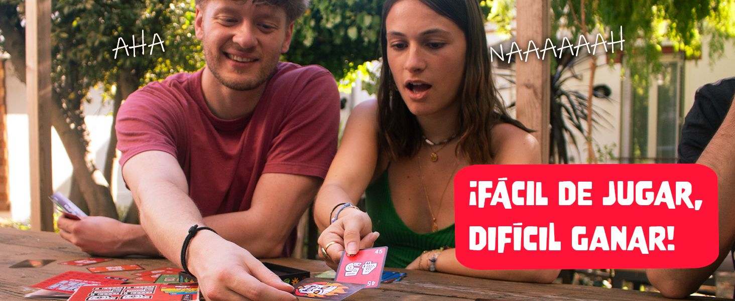 Personas jugando un juego de cartas al aire libre con texto superpuesto en espa&ntilde;ol, que muestra reacciones animadas durante el juego