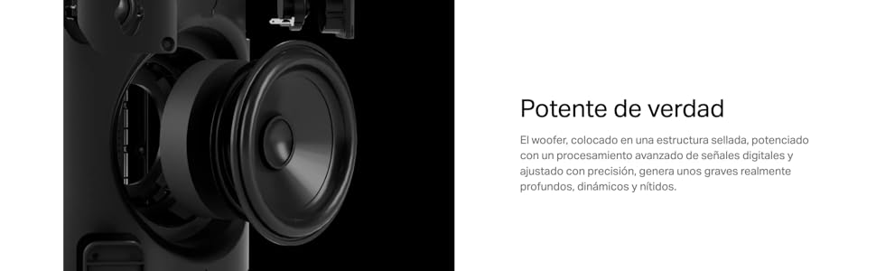 Primer plano de un altavoz o woofer negro. La imagen resalta el cono y el sonido envolvente, lo que sugiere componentes de audio de alta calidad