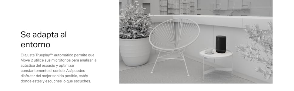 Imagen en blanco y negro de un patio exterior. Silla redonda tejida en primer plano, planta en maceta visible. Texto en espa&ntilde;ol en la esquina superior izquierda.
