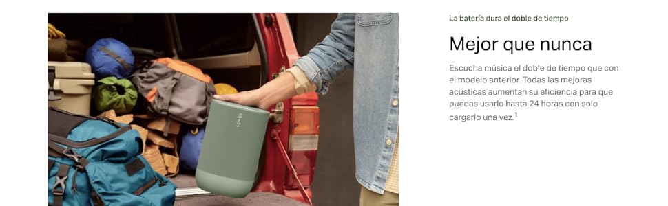 Escena al aire libre con mochila azul y contenedor verde sobre una superficie roja, con superposici&oacute;n de texto en espa&ntilde;ol