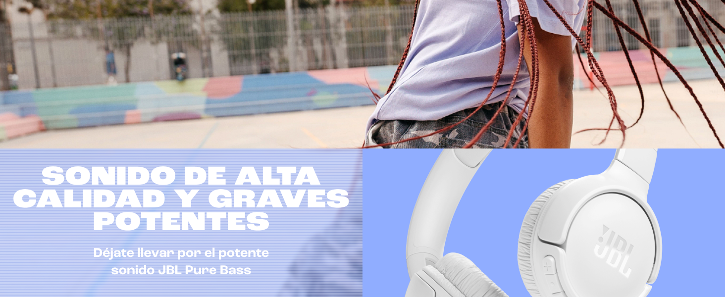 El texto dice &laquo;SONIDO DE ALTA CALIDAD Y ESTILO&raquo;. Imagen de primer plano que muestra parte de un dispositivo de audio sobre un fondo azul degradado.