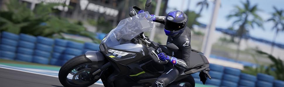Il testo dice 'RIDE6'. Motociclista in posizione da corsa su una bici sportiva nera che percorre una curva su una pista con palme sullo sfondo.