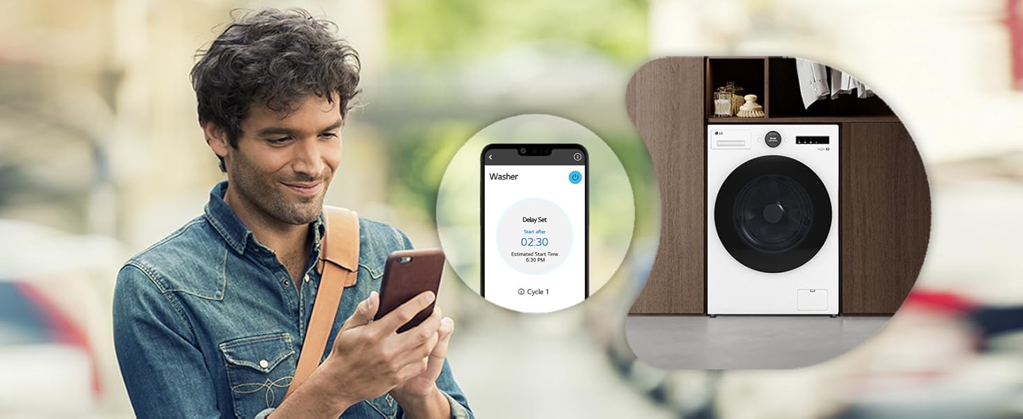 Uomo in possesso di smartphone che visualizza l'interfaccia dell'app. Il lato destro mostra lo smartphone, l'altoparlante nero e il componente del dispositivo wireless su sfondo bianco.