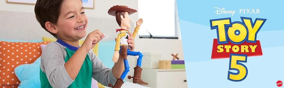 Bambino che tiene in mano un personaggio giocattolo colorato con il logo &laquo;TOY STORY 5" visibile sul lato destro. Giocosa scena dimostrativa con sfondo di mobili a motivi arancioni, che mostra un prodotto giocattolo della serie di film d'animazione.