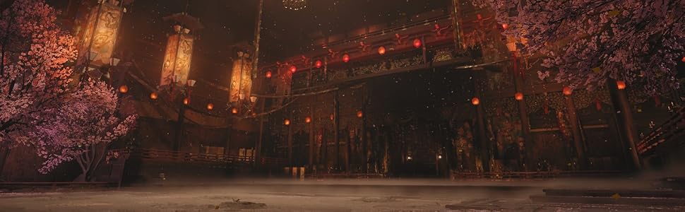 Scena notturna dell'esterno di un edificio con calde luci dorate, finestre illuminate e alberi circostanti con fogliame autunnale che creano un'atmosfera calda e suggestiva.