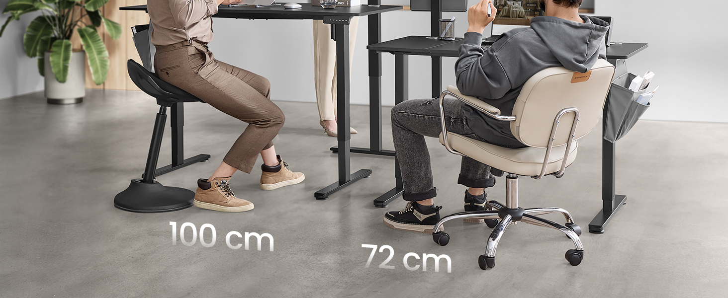 Diagrama de comparaci&oacute;n de alturas que muestra medidas de espacio entre escritorios de 100 cm y 72 cm, con personas sentadas en escritorios de oficina ajustables
